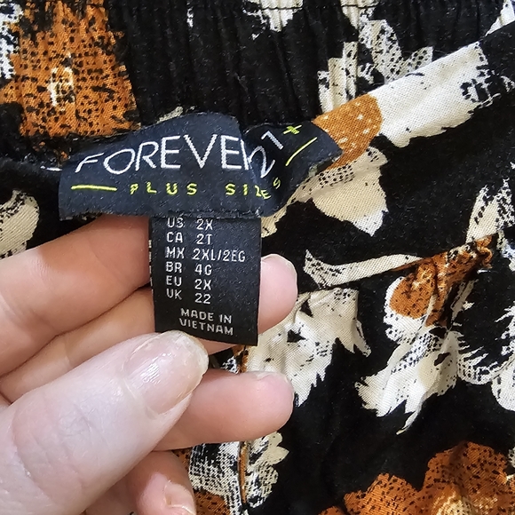 Forever 21 Plus printed button front skirt EUC 2X - Picture 4 of 5